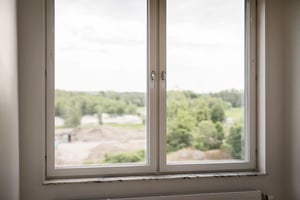 Lägenhet med fönster och utsikt mot grönområde