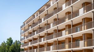 Flerfamiljshus med balkonger och träfasad