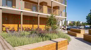 Flerfamiljshus med gård, cykelparkering och sittbänkar