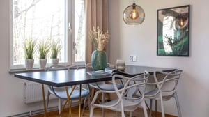 Inflyttningsklart matrum med svart bord, vita stolar och stora fönster