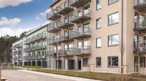 Flerbostadshus med balkonger