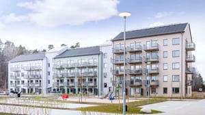 Flerbostadshus med balkonger och inflyttningsklara lägenheter