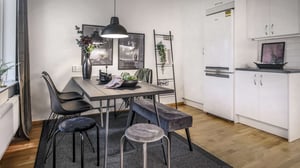 Inflyttningsklar lägenhet med modernt kök och matplats