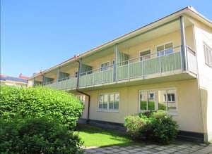 Flerfamiljshus med balkonger och grön innergård