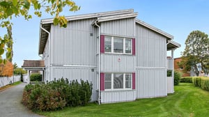 Flerbostadshus i ljust trä.