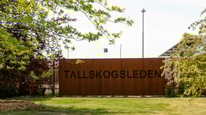 Tallskogsleden skylt i en grön parkmiljö i Helsingborg