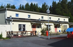 Radhus med uteplats och skog i bakgrunden