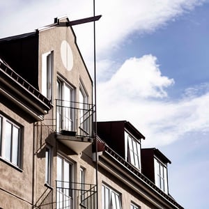 Flerbostadshus med balkonger mot blå himmel