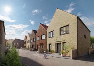 Moderna radhus i ett bostadsområde, med en liten flicka på gatan i förgrunden