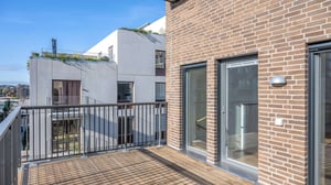 Inflyttningsklar lägenhet med balkong och utsikt mot moderna bostadshus