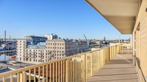 Balkong och utsikt över stadsmiljö