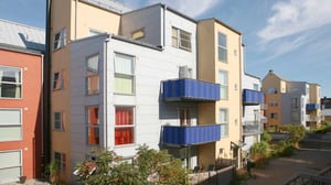 Flerfamiljshus med färgglada fasader och balkonger i Malmö