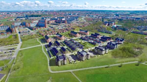 Flygvy över bostadsområdet Källby, Lund med flerfamiljshus, grönytor och gångvägar