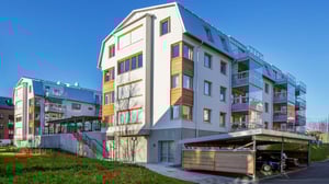 Flerfamiljshus med balkonger och carport