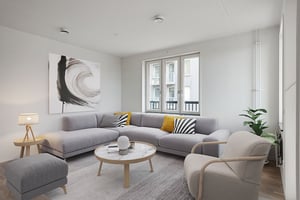 Inflyttningsklar lägenhet med ljus och stilren vardagsrumsmiljö, grå soffa, fåtölj och soffbord