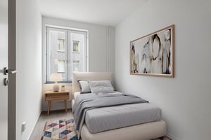 Inflyttningsklart sovrum med säng, nattduksbord och tavla på väggen