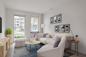 Inflyttningsklar lägenhet med ljus vardagsrumsmiljö, soffa, fåtölj och stora fönster mot byggarbetsplats