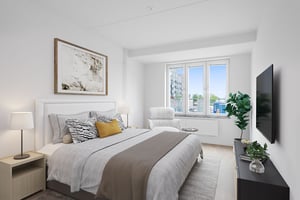 Inflyttningsklar lägenhet med sovrum, dubbelsäng, fönster och TV