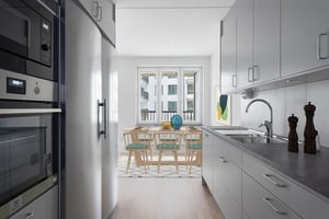 Inflyttningsklar lägenhet med modern köksinteriör, matplats och ljusa ytor