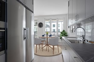 Inflyttningsklar lägenhet med kök, matplats och stora fönster