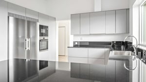 Inflyttningsklart kök med rostfri kyl och frys, inbyggd ugn och ljusa skåpsluckor