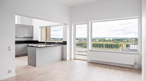 Inflyttningsklar lägenhet med öppen planlösning, kök och stora fönster med utsikt