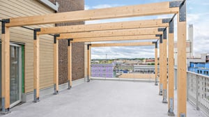 Stor terrass och trästomme mot himmel och stadsutsikt