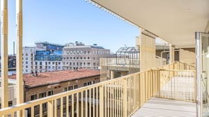 Inflyttningsklar lägenhet med rymlig balkong och utsikt över stadskvarter