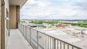 Balkong och utsikt över ett byggområde under uppförande