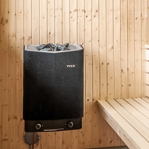 Bastu med träpaneler och bastuaggregat