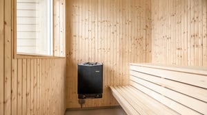 Bastu med träpaneler och bastuaggregat