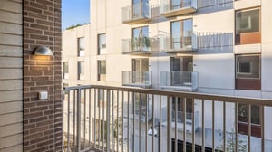 Inflyttningsklar lägenhet med balkong mot innergård och fasad med flera fönster