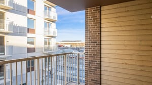 Inflyttningsklar lägenhet med balkong och utsikt mot angränsande bostadshus
