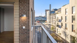 Inflyttningsklar lägenhet med balkong och utsikt över nybyggt bostadsområde