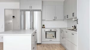 Ljust modernt kök med vita skåpsluckor, rostfri kyl och spis samt köksö