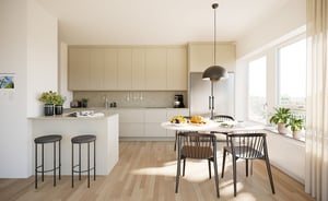 Lägenhet med ljus öppen planlösning, kök och matplats med bord, stolar och stora fönster