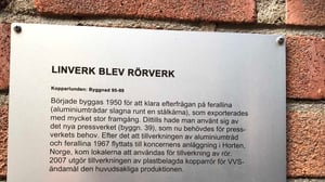 Linverk i Västerås blev rörverk, informationsskylt på tegelvägg