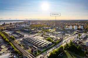 Flygvy över stadsområde med Brf Kopparvalvet i Västerås markerat, vägar, byggnader och grönområden