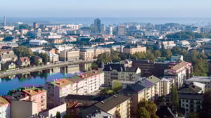 Utsikt över Karlsta med bostadshus, vatten och skyline i bakgrunden