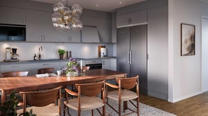 Inflyttningsklar lägenhet med modern köks- och matplatsinredning samt stora skåp i grå ton