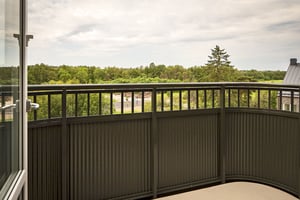 Balkong med utsikt mot grönska och himmel