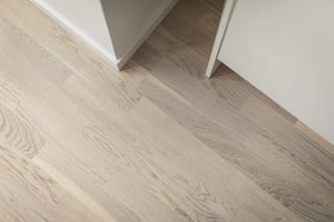 Inflyttningsklart trägolv i ljus ek i en tom lägenhet