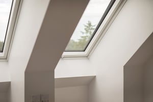 Ljust rum med vitmålade väggar och takfönster