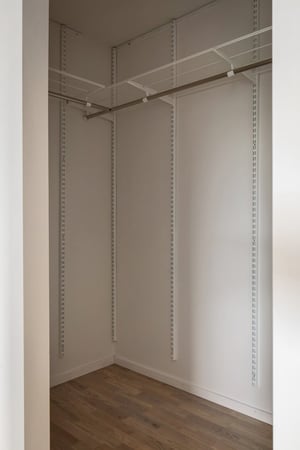 Inflyttningsklart lägenhet med tom garderob och trägolv