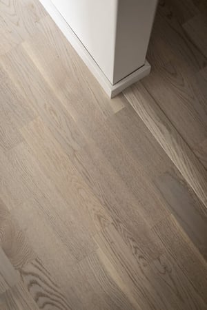 Inflyttningsklart ekgolv i ljus lägenhet med vit list och vägg