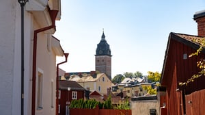 Vy över stadsmiljö med kyrktorn och färgglada hus i dagsljus