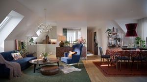 Inredd lägenhet med vardagsrum, kök och matplats i ljusa färger