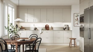 Lägenhet med kök och matplats i ljusa neutrala toner