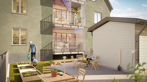 Gårdsmiljö med människor som umgås, planteringslådor, uteplats och en hund vid ett flerbostadshus