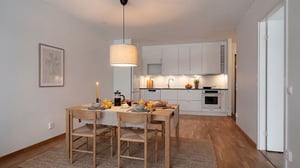 Inflyttningsklar lägenhet med kök och matplats i öppen planlösning